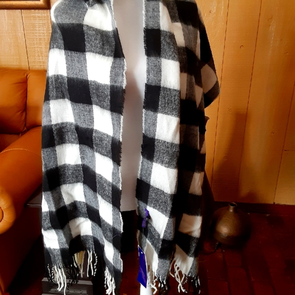 New Madden Girl black and white flannel scarf/wrap with fringe.